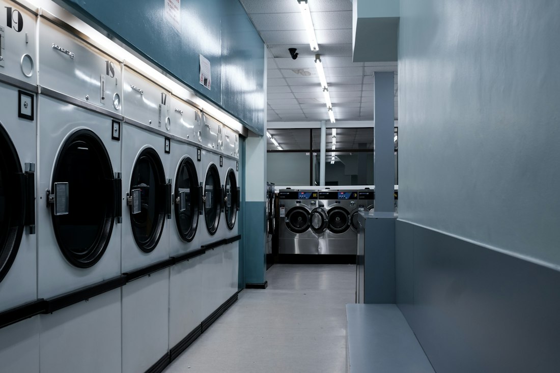 Rangée de machines à laver dans une laverie automatique