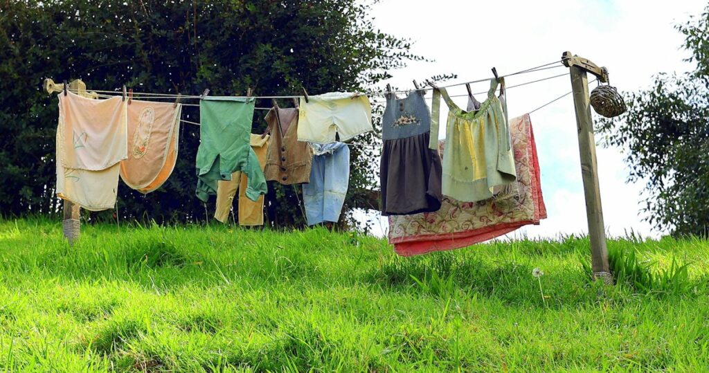 Linge qui sèche sur une corde à linge dans un jardin à la campagne
